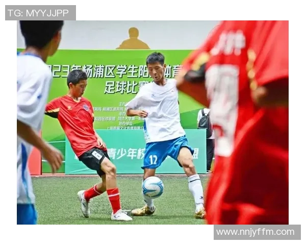 追逐梦想的足球明星男生们在绿茵场上展现青春风采与拼搏精神