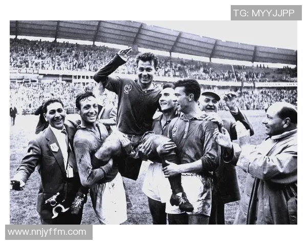 五位传奇足球明星的辉煌历程与成就解析