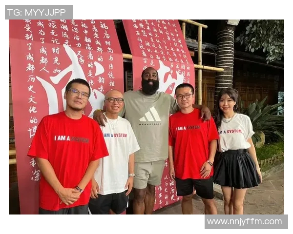 哈登与足球明星亲密合影展现运动员之间的友谊与激情 哈登与足球明星亲密合影展现运动员之间的友谊与激情