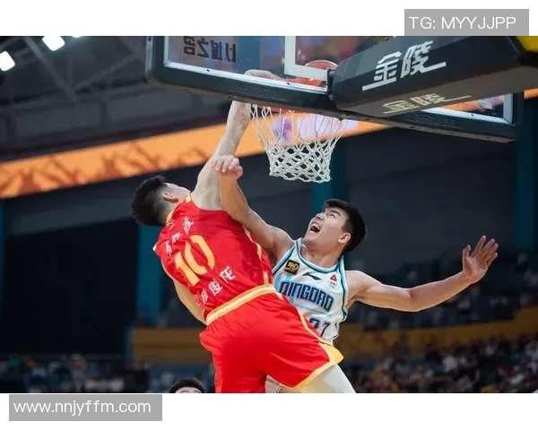 篮球明星的帅气风采与篮球场上的激情碰撞展现青春活力与无限魅力